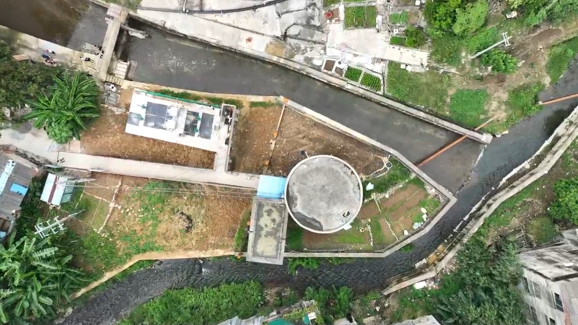 整改后,如今流经菠萝坑的雨水清澈见底,缓缓排到附近的郁江。卢文 摄.jpg