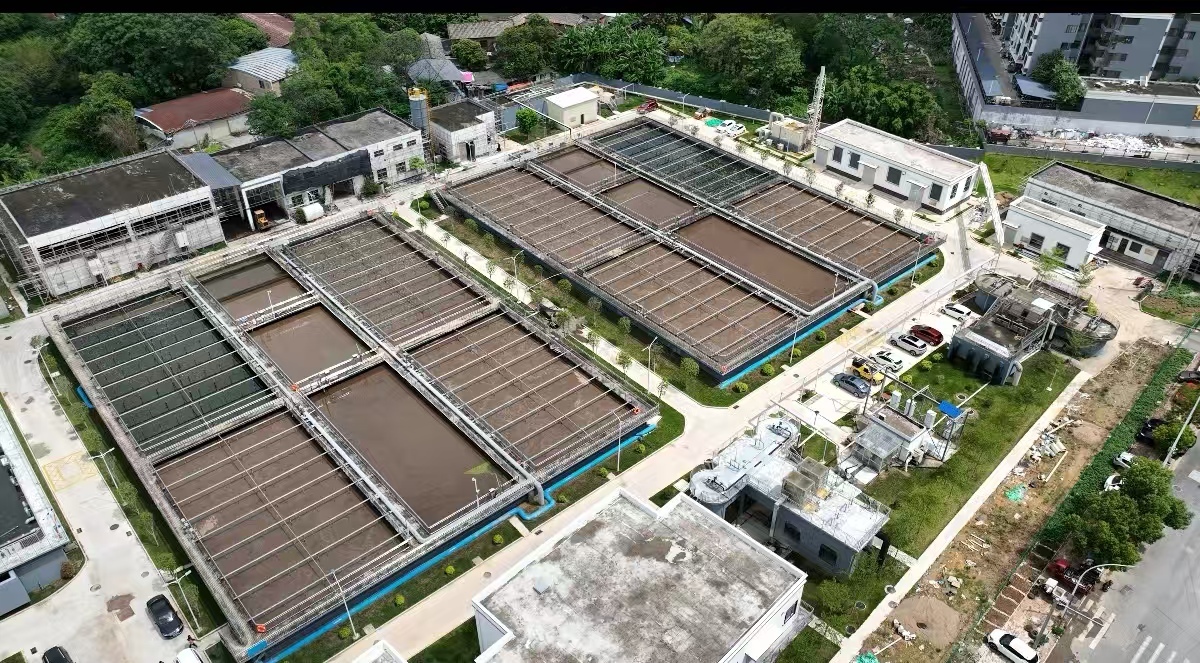 桂平市华鸿污水处理厂俯瞰图。卢文 摄.jpg