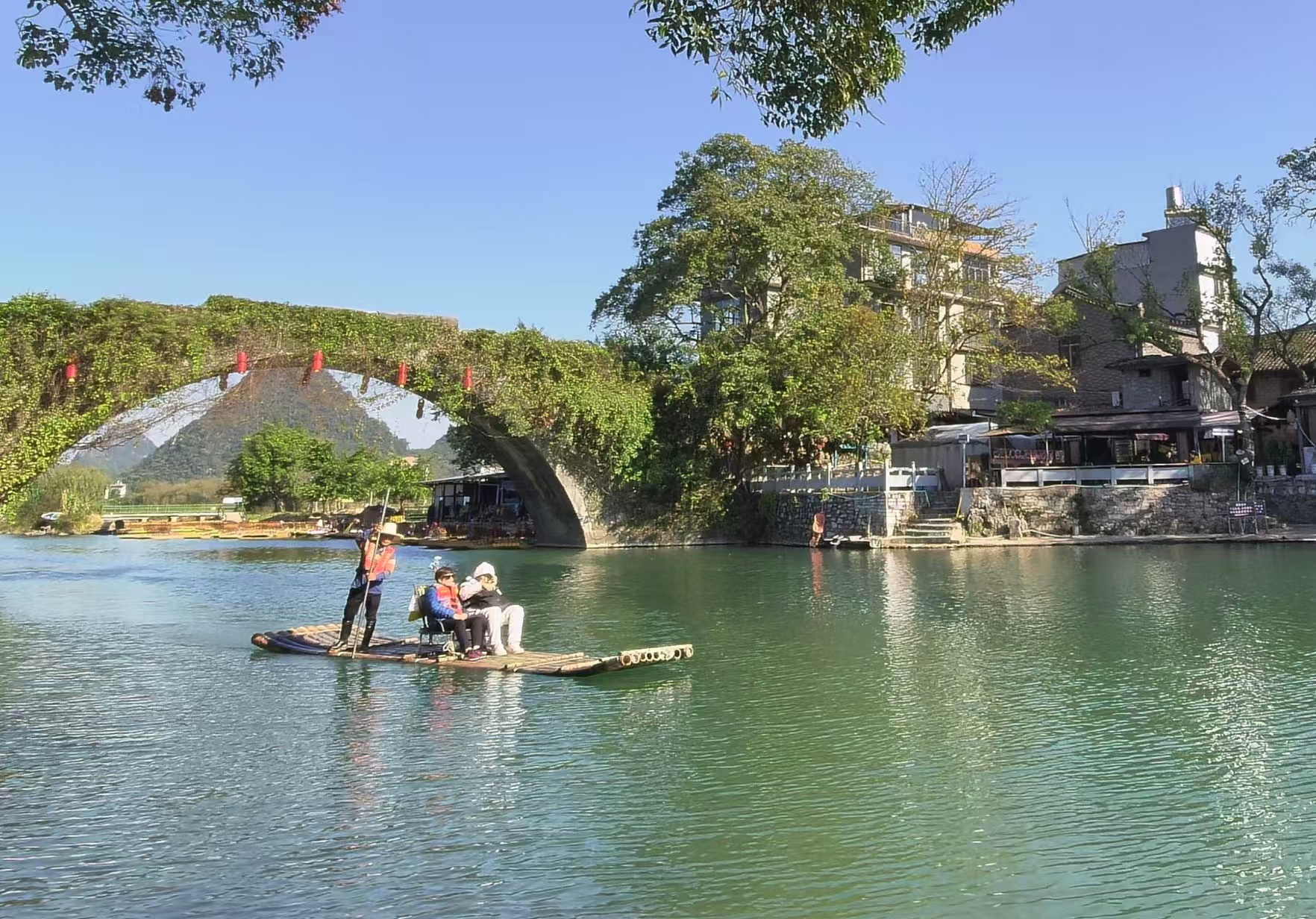 游客在漓江支流遇龙河泛舟。记者余锋 摄.jpg