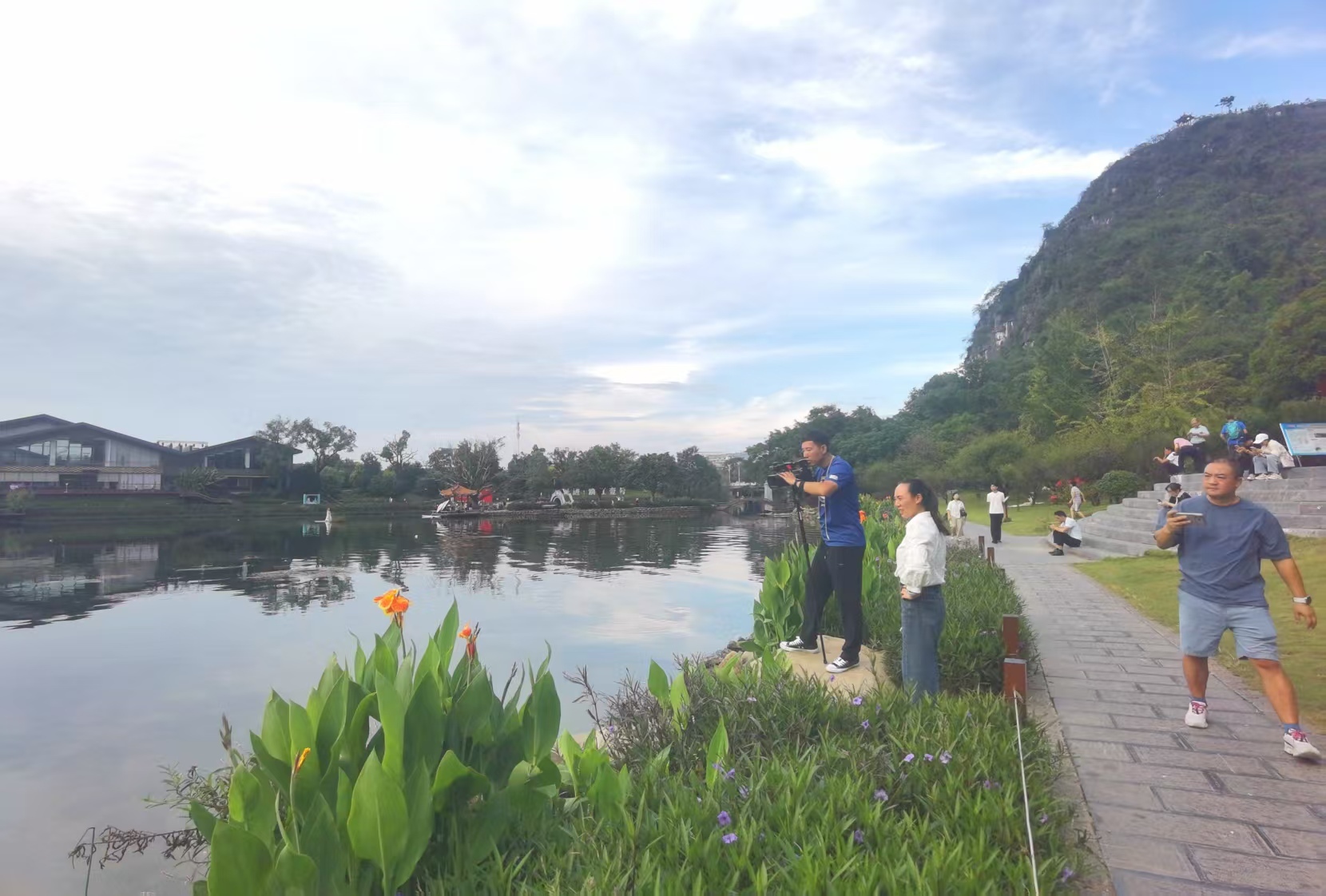 小东江穿山段经生态修复后水清岸绿,引来游客打卡。记者余锋 摄.jpg