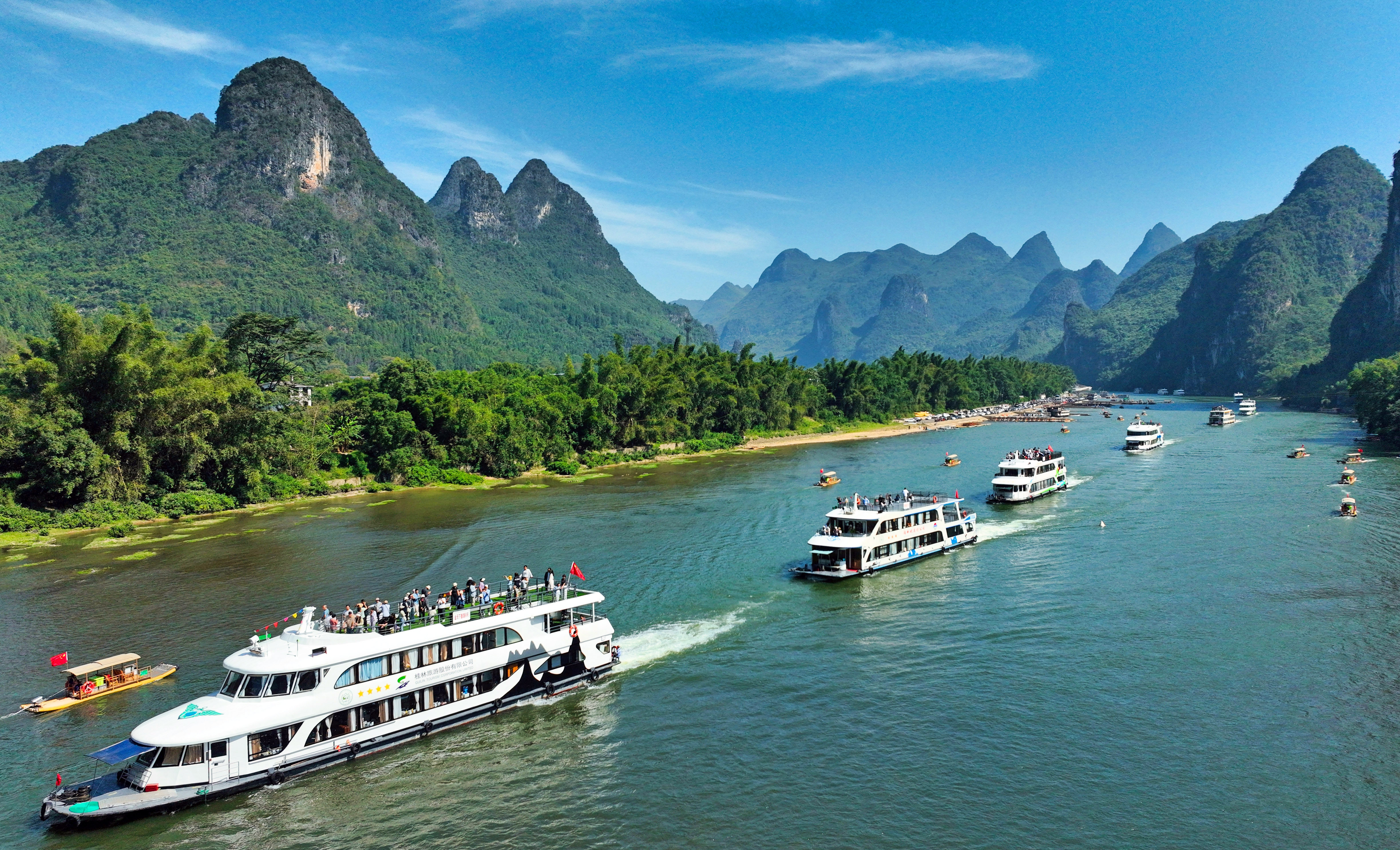 游客乘船畅游漓江。李忠波 摄.jpg