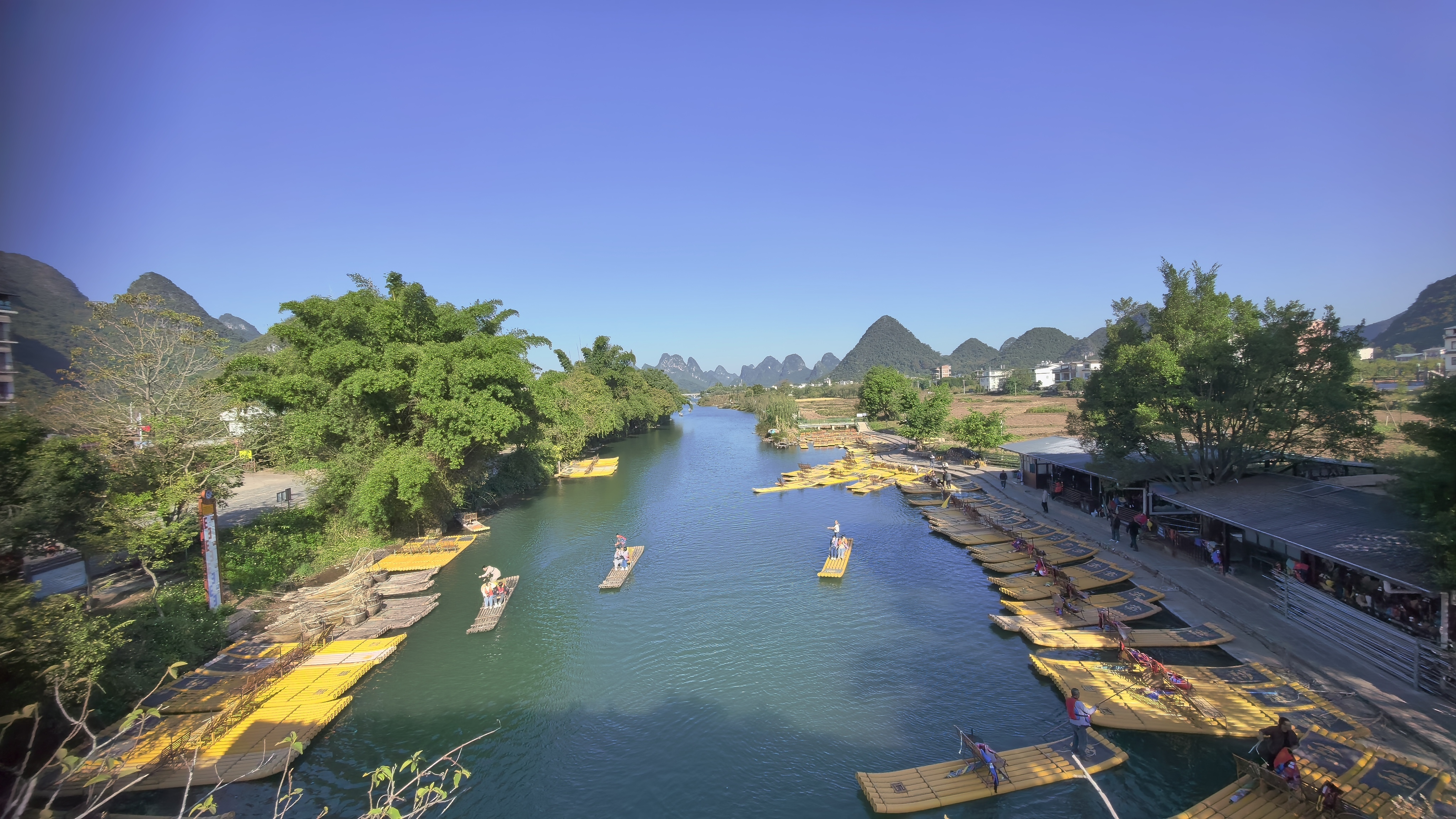 在漓江支流遇龙河上,竹筏已告别“燃油驱动”。记者余锋 摄.jpg