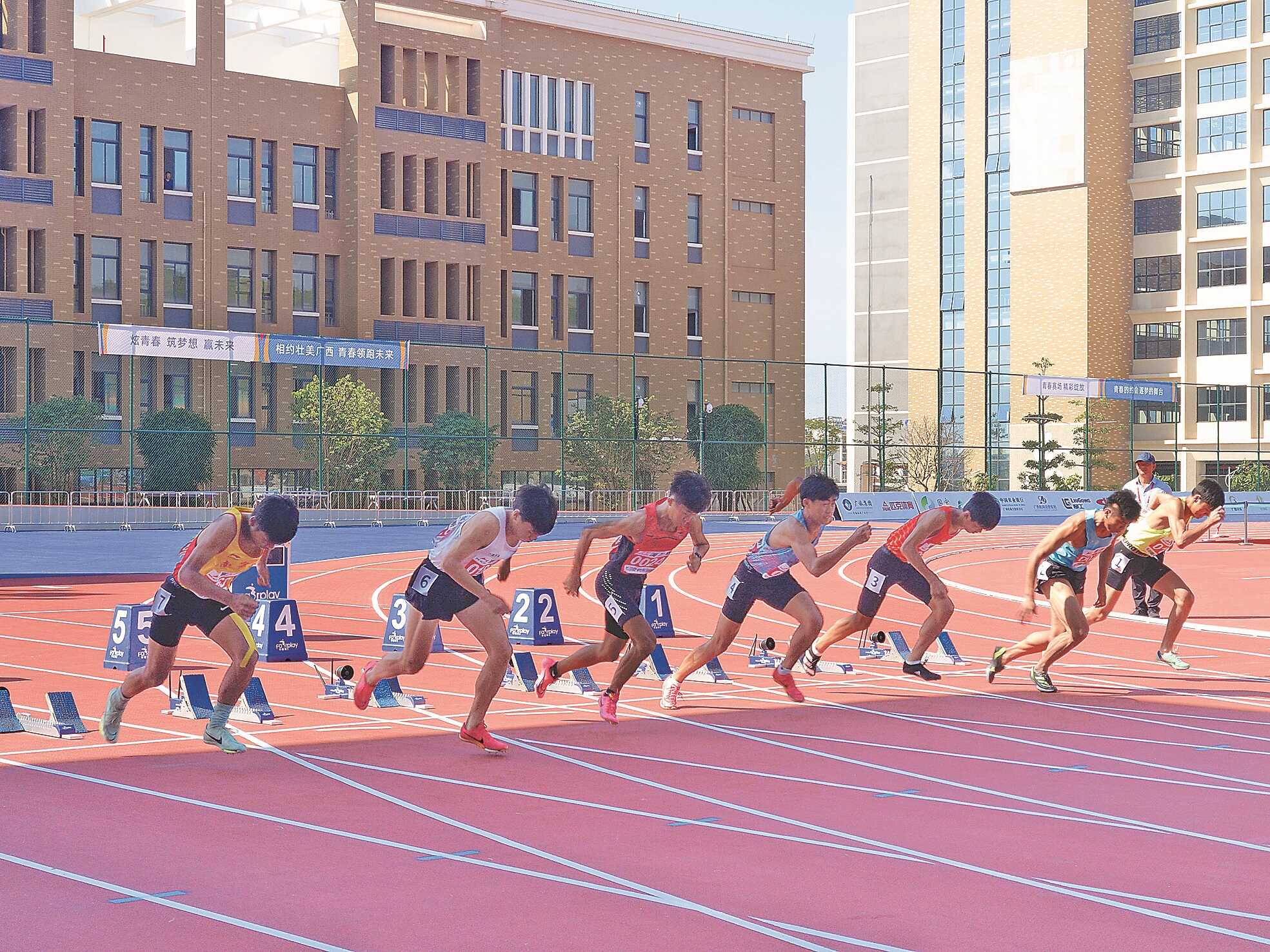 测试赛上男子中学(公开)组百米比赛场景。本报记者 徐 哲.jpg