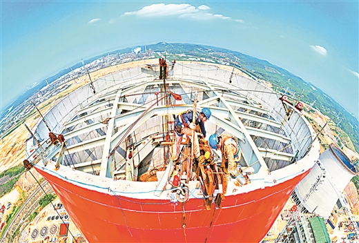 坚守岗位抢进度 项目建设战犹酣.jpg